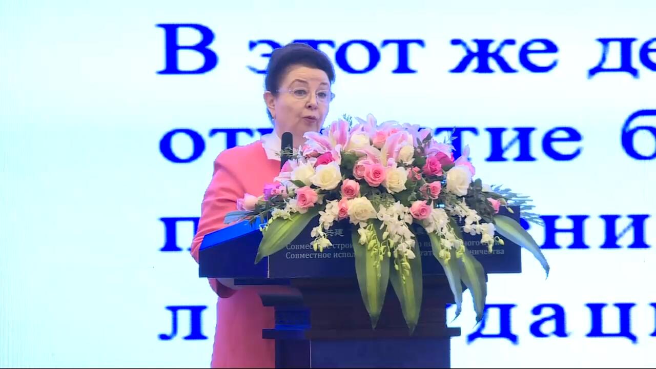 “关心下一代健康”基金会主席伊娜莫娃•斯维特兰娜发表讲话  