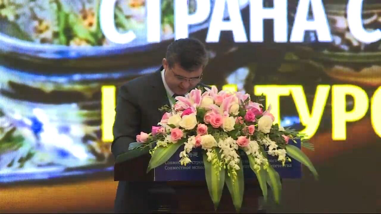 塔吉克斯坦驻华使馆参赞索比尔佐达·舒赫拉特发言  