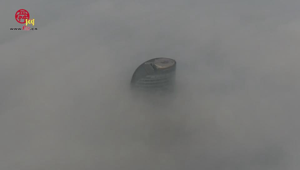 天空之城：航拍浓雾中的省会大剧院